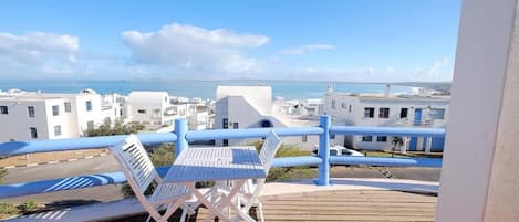 House, 3 Bedrooms, Smoking, Balcony | Outdoor dining