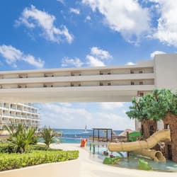 4 piscinas al aire libre, camas de piscina gratis, sombrillas