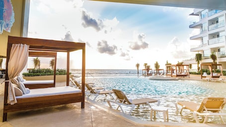 4 piscinas al aire libre, camas de piscina gratis, sombrillas