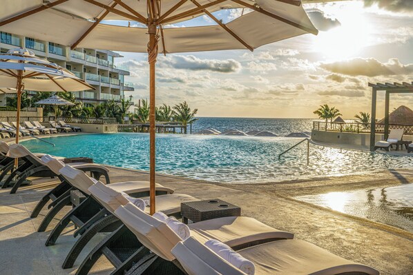 4 outdoor pools, free pool cabanas, pool umbrellas