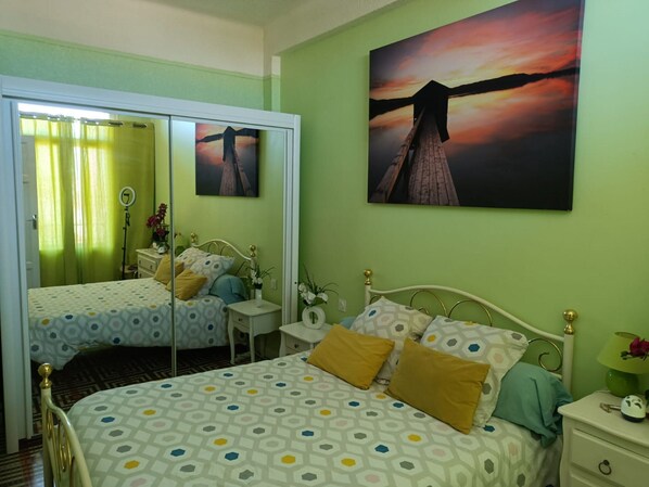 Deluxe Double Room, 1 Double Bed, Shared Bathroom, City View (3 ème étage) | Premium bedding, memory foam beds, free WiFi, bed sheets - Hostel Élisée Perpignan (Perpignan)