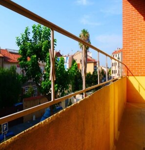 Romantic Double Room, Shared Bathroom (3 ème étage) | Balcony view - Hostel Élisée Perpignan (Perpignan)