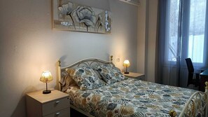豪華雙人房, 1 張標準雙人床, 共用浴室, 城市景觀 (3 ème étage) | 高級寢具、記憶床墊、免費無線上網、床單