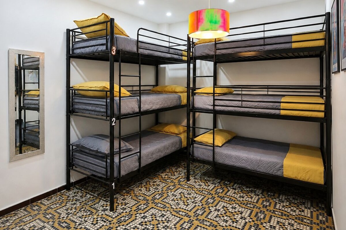 Panoramic Shared Dormitory, Shared Bathroom (1er étage) | Premium bedding, memory foam beds, WiFi (free), bed sheets