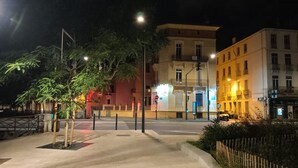 A nighttime street scene with buildings, a pedestrian crossing, and street lighting. - Hostel Élisée Perpignan (Perpignan)