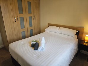 3 bedrooms, iron/ironing board, WiFi, bed sheets
