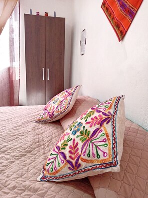 Traditionele tweepersoonskamer, 1 queensize bed, gemeenschappelijke badkamer