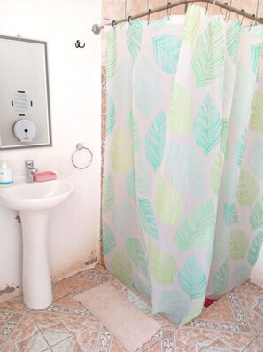 Dormitorio compartido estándar (Female shared dormitory) | Baño | Regadera, toallas, jabón, papel de baño 