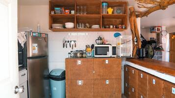 Sebuah peti sejuk di kawasan bersama