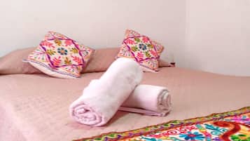 Traditional Double Room, 1 Queen Bed, Shared Bathroom