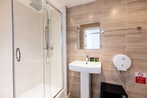 Familie suite, en-suite badkamer | Badkamer | Een douche, gratis toiletartikelen, een haardroger, handdoeken