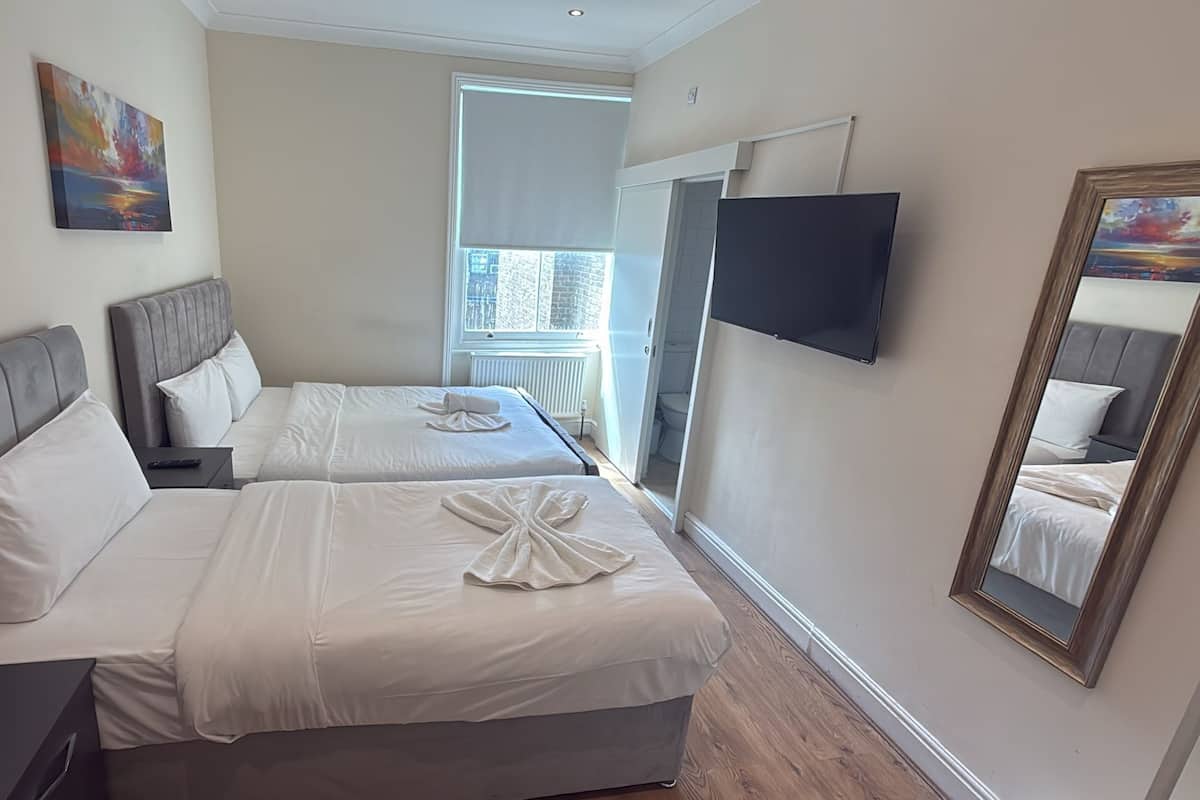 Premium studio, privébadkamer (family triple) | 1 slaapkamer, gratis wifi, beddengoed