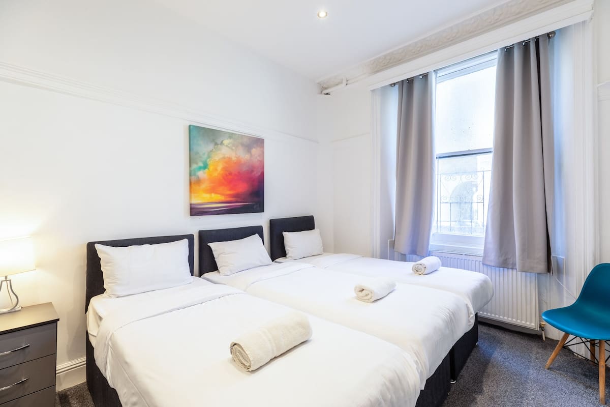 Premium driepersoonskamer, privébadkamer | 1 slaapkamer, gratis wifi, beddengoed