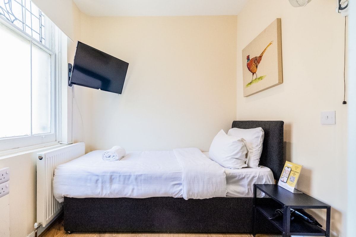 Premium eenpersoonskamer, en-suite badkamer | 1 slaapkamer, gratis wifi, beddengoed