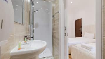 Standard Triple Room, Ensuite | Bathroom | Shower, free toiletries, hair dryer, towels