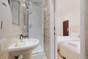Habitación triple estándar, baño privado | Baño | Ducha, artículos de higiene personal gratuitos y secador de pelo