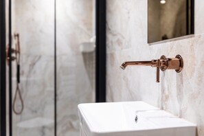 Premium-sviitti, kylpyhuone makuuhuoneen yhteydessä (Deluxe) | Kylpyhuone | Suihku, ilmaiset hygieniatuotteet, hiustenkuivaaja, pyyhkeet