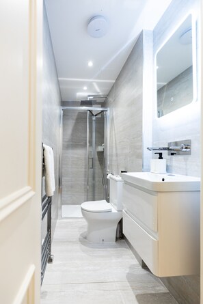 Premium-værelse til 4 personer - privat badeværelse (External) | Badeværelse | Bruser, gratis toiletartikler, hårtørrer, håndklæder