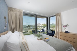 3 slaapkamers, een bureau, een strijkplank/strijkijzer, internet