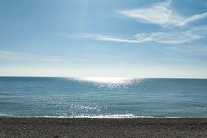 A beach with a clear sky and calm sea. - Golden Tides Seaside Retreat in Saint Leonards (St Leonards-On-Sea)