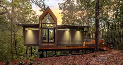 Modern Cozy Romantic Hideaway near Dahlonega with Hot Tub and Trails