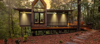 Modern Cozy Romantic Hideaway near Dahlonega with Hot Tub and Trails