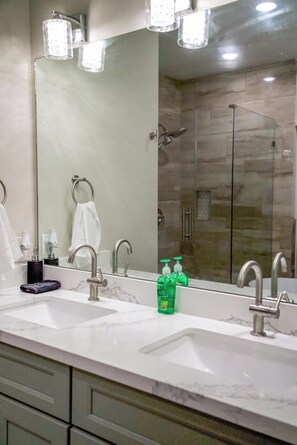 Shower, hair dryer, towels, soap -  Charming 3-bedroom house with WiFi and AC in Houston - Unit #1 (Houston)