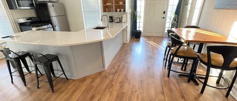 Køleskab, mikrobølgeovn, ovn, kogeplade