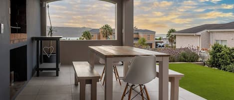 House, 3 Bedrooms, Smoking, Balcony | Dining room