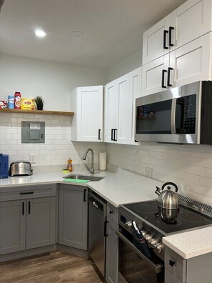 Fridge, microwave, oven, stovetop - St. Pete Downtown Hideaway (St. Petersburg)