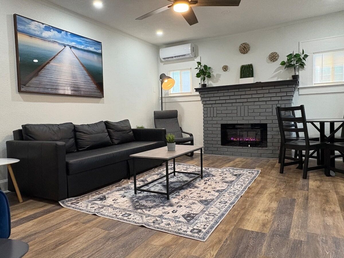 Una televisión, una chimenea