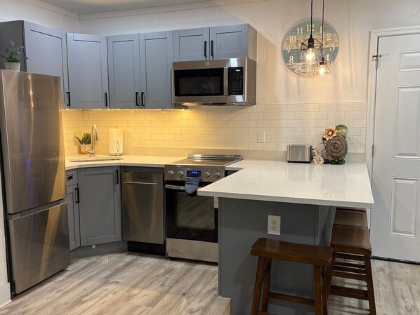 Fridge, microwave, oven, stovetop - St. Pete 5th Ave Oasis (St. Petersburg)