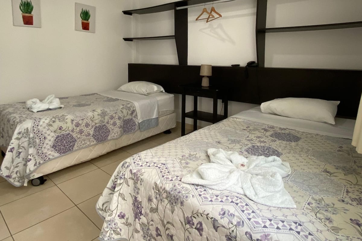 Economy Twin kamer | Luxe beddengoed, een minibar, individueel gedecoreerd