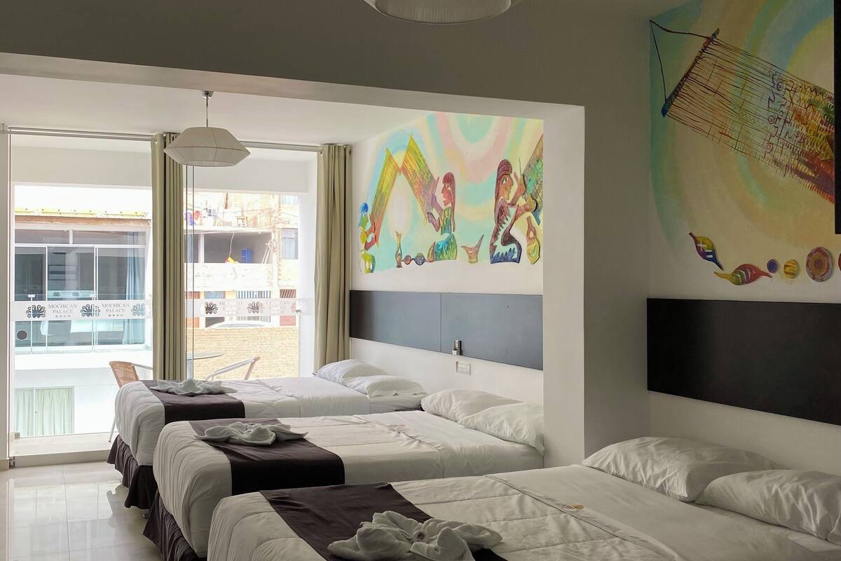 Habitación triple, vistas a la piscina | Ropa de cama de alta calidad y minibar