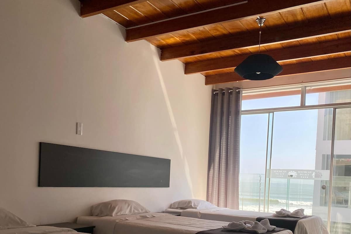 Habitación triple familiar | Ropa de cama de alta calidad y minibar