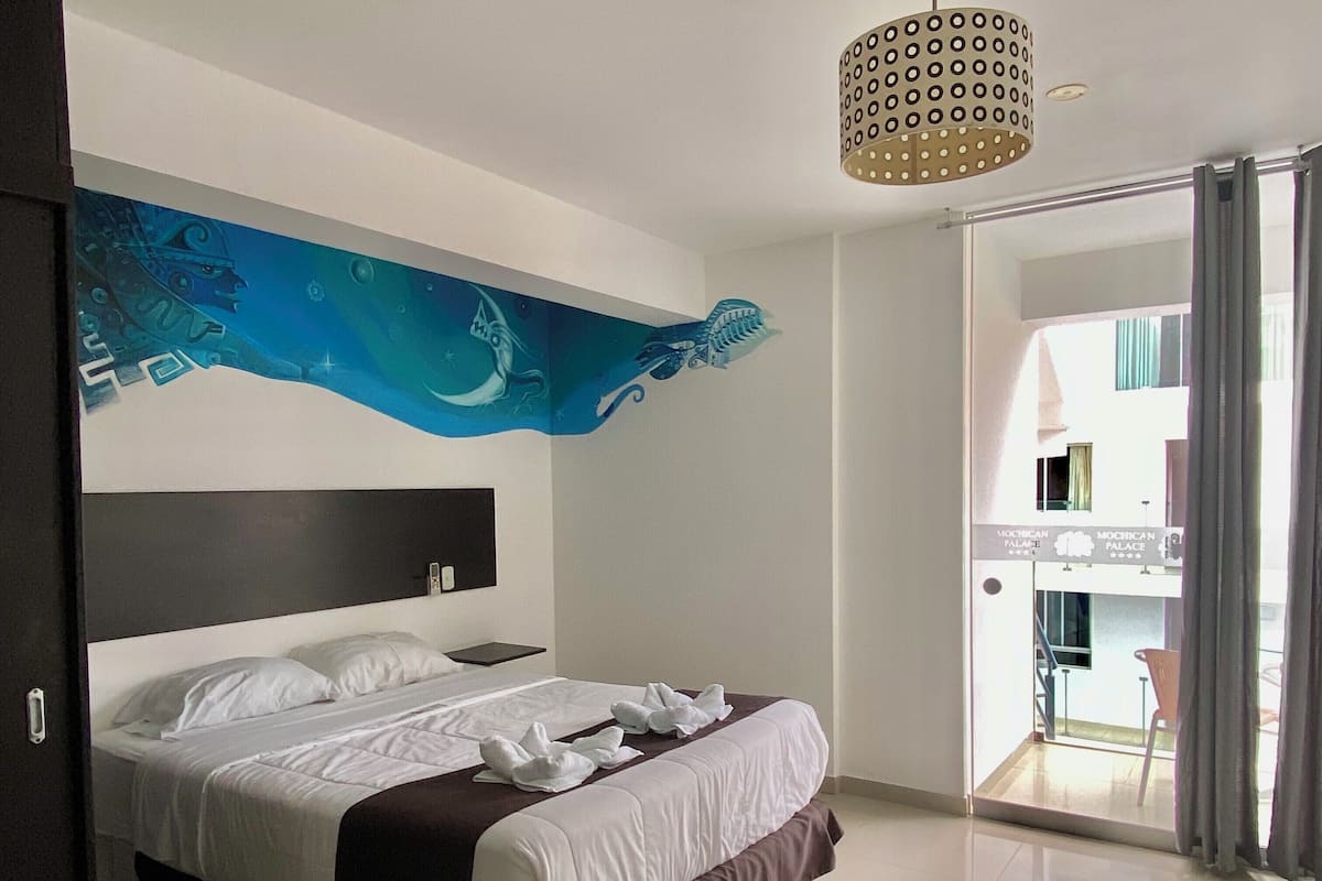 Habitación estándar, 1 cama de matrimonio, vistas a la piscina | Ropa de cama de alta calidad y minibar