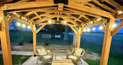 Charming Cottage- Yadkin River, Parks, Wineries and Winston-Salem in East Bend.