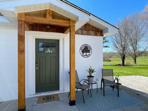 Charming Cottage- Yadkin River, Parks, Wineries and Winston-Salem in East Bend.