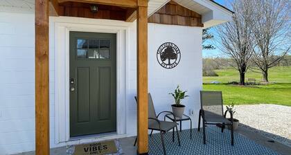 Charming Cottage- Yadkin River, Parks, Wineries and Winston-Salem in East Bend.