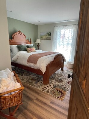 1 bedroom, desk, iron/ironing board, free WiFi - Charming Cottage- Yadkin River, Parks, Wineries and Winston-Salem in East Bend. (East Bend)