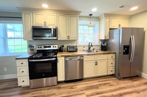 Fridge, microwave, oven, stovetop - Charming Cottage- Yadkin River, Parks, Wineries and Winston-Salem in East Bend. (East Bend)