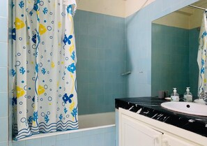 Haartrockner, Handtücher, Toilettenpapier