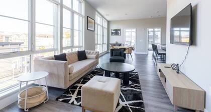 Airy Loft by NYC w Rooftop & Parking on Premises