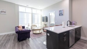 A modern apartment with a living room, dining area, and kitchen. - Chic Condo by NYC w Rooftop & Parking on Premises (Jersey City)