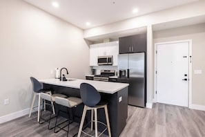 Fridge, microwave, oven, stovetop - Cozy Loft 10 min to Manhattan Garage Parking (Jersey City)