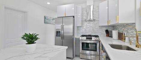 Refrigerador, microondas, horno, placa de cocina