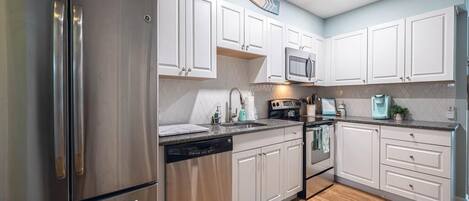 Refrigerador, microondas, horno, placa de cocina