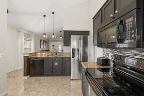 Private kitchen - 3 Bedrooms / 2 Bathrooms / Bridgewater (142HL) (Davenport)