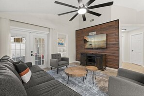 Living area - 3 Bedrooms / 2 Bathrooms / Bridgewater (142HL) (Davenport)