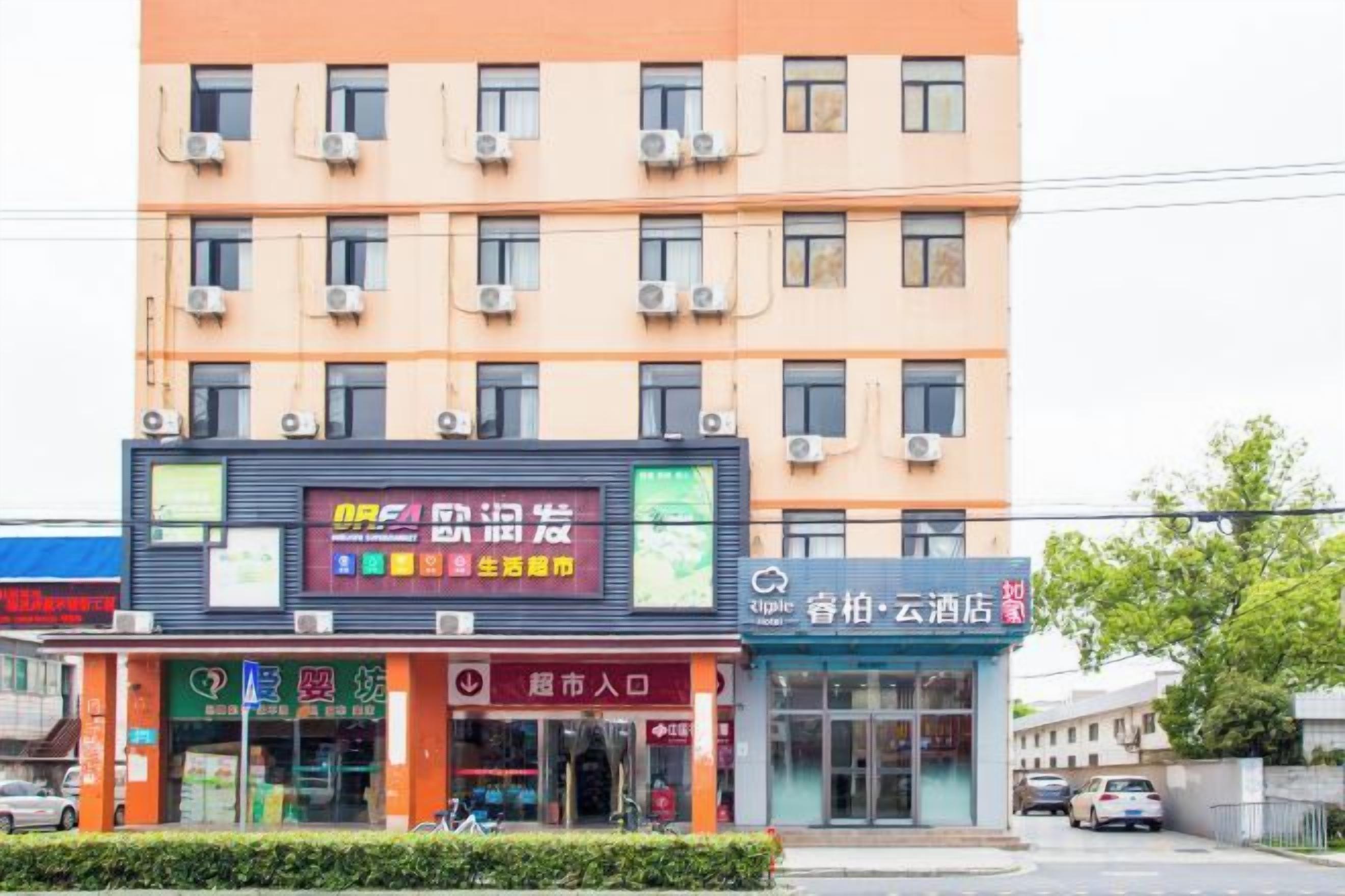Edifício com vários andares, com área comercial no térreo e diversas lojas e um restaurante.